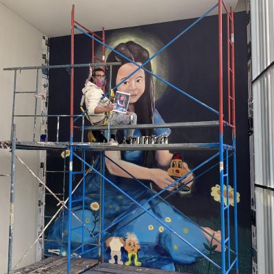 Felipe Ortiz Ruiz (COAS), pintando Soporopos en la Biblioteca Pública de Independencia.