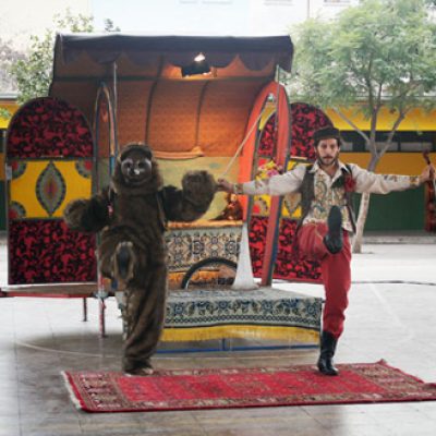 ursaris-el-ultimo-encantador-de-osos-encanto-a-ninas-y-ninos-de-la-comuna